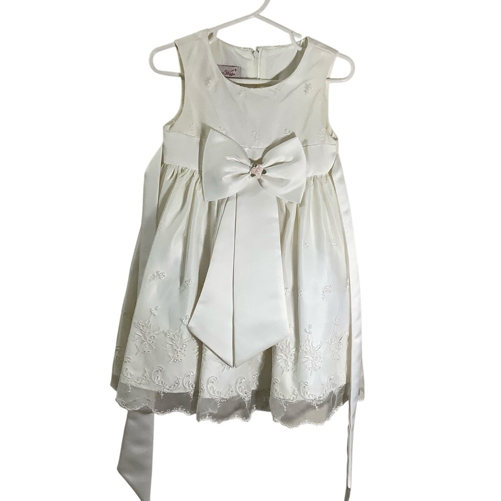 Elegant White Sleeveless Formal Dress with Bow